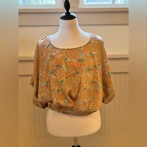 Willow Clay Oversized short blouse. Beige floral print. Size small.